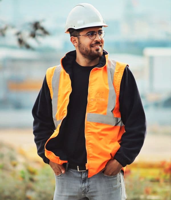 Trabalhador industrial sorrindo